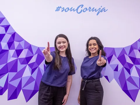 Alunas aprovadas do Estratégia MED no mural #souCoruja