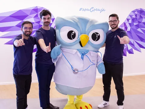 Alunos aprovados do Estratégia MED com o Dr. Coruja
