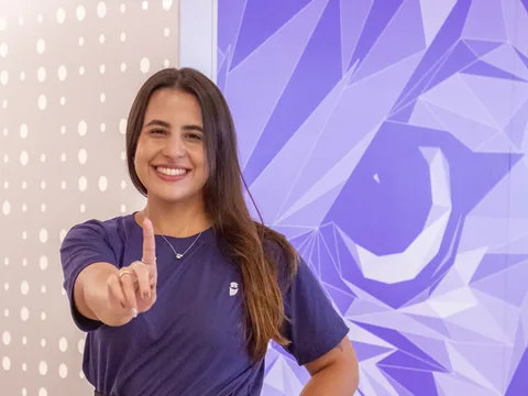 Aluna aprovada do Estratégia MED no mural da campanha