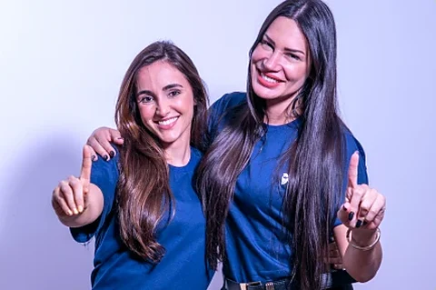 Alunas aprovadas do Estratégia MED comemorando