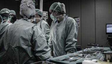 Vários médicos agrupados em uma sala cirurgica devidamente paramentados para representar as Especialidades mais concorridas nos processos seletivos