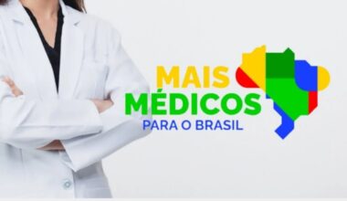 Foto de mulher de braços cruzados, vestindo jaleco branco e com estetoscópio no pescoço. Ao fundo, logo do programa Mais Médicos para o Brasil e o mapa do Brasil estilizado.