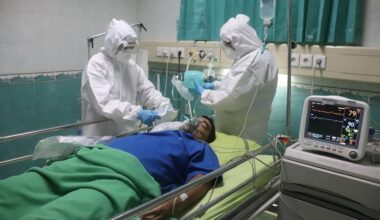 Foto de dois médicos intensivistas na unidade de terapia intensiva representando as 10 residências mais concorridas em medicina intensiva