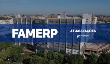imagem ao fundo do Hospital de Base de São José do Rio Preto, com faixa azul sobreposta com as escritas em fonte branca "FAMERP Atualizações" e logotipo do Estratégia MED