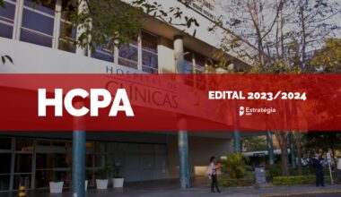 imagem ao fundo do Hospital de Clínicas de Porto Alegre, com faixa vermelha sobreposta com as escritas em fonte branca "HCPA Edital" e logotipo do Estratégia MED