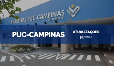 imagem ao fundo do Hospital PUC-Campinas Celso Pierro, com faixa azul sobreposta com as escritas em fonte branca "PUC-CAMPINAS Atualizações" e logotipo do Estratégia MED