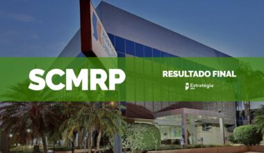 imagem ao fundo da Santa Casa de Misericórdia de Ribeirão Preto, com faixa verde sobreposta com as escritas em fonte branca "SCMRP Resultado Final" e logotipo do Estratégia MED