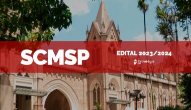 imagem ao fundo da Santa Casa de Misericórdia de São Paulo, com faixa vermelha sobreposta com as escritas em fonte branca "SCMSP Edital 2023/2024" e logotipo do Estratégia MED