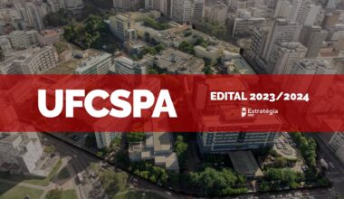 imagem aérea ao fundo do Complexo da UFCSPA, com faixa vermelha sobreposta com as escritas em fonte branca "UFCSPA Edital 2023/2024" e logotipo do Estratégia MED