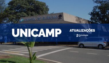 imagem ao fundo do Hospital de Clínicas da Unicamp, com faixa azul sobreposta com as escritas em fonte branca "UNICAMP Atualizações" e logotipo do Estratégia MED