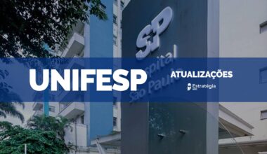 imagem ao fundo do Hospital São Paulo, Hospital Universitário da Unifesp, com faixa azul sobreposta com as escritas em fonte branca "UNIFESP Atualizações" e logotipo do Estratégia MED