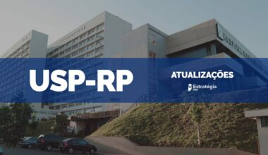 imagem ao fundo do Hospital das Clínicas da Faculdade de Medicina de Ribeirão Preto USP, com faixa vermelha sobreposta com as escritas em fonte branca "USP-RP atualizações 2023/2024" e logotipo do Estratégia MED