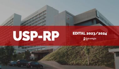 imagem ao fundo do Hospital das Clínicas da Faculdade de Medicina de Ribeirão Preto USP, com faixa vermelha sobreposta com as escritas em fonte branca "USP-RP Edital 2023/2024" e logotipo do Estratégia MED