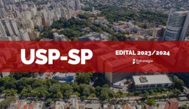 imagem aérea ao fundo do Complexo do Hospital das Clínicas da Faculdade de Medicina da Universidade de São Paulo, com faixa vermelha sobreposta com as escritas em fonte branca "USP-SP Edital 2023/2024" e logotipo do Estratégia MED