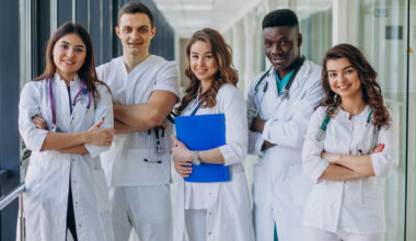 equipe de jovens médicos em pé no corredor de um hospital
