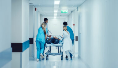 especialistas em medicina de emergência arrastando uma maca com paciente em estado grave