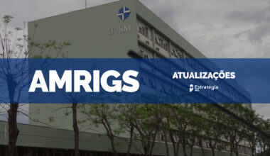 imagem ao fundo do Hospital Universitário da UFSM, instituição participantes do exame AMRIGS, com faixa azul sobreposta com as escritas em fonte branca "AMRIGS Atualizações" e logotipo do Estratégia MED