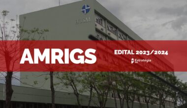 imagem ao fundo do Hospital Universitário da UFSM, instituição participante do exame AMRIGS, com faixa vermelha sobreposta com as escritas em fonte branca "AMRIGS Edital 2023/2024" e logotipo do Estratégia MED