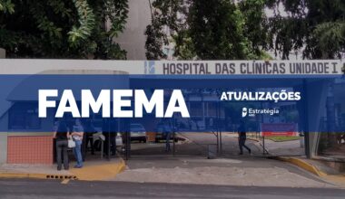 imagem ao fundo do Hospital das Clínicas da Faculdade de Medicina de Marília, com faixa azul sobreposta com as escritas em fonte branca "FAMEMA Atualizações" e logotipo do Estratégia MED