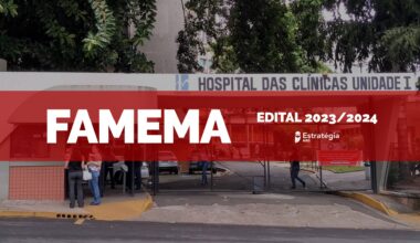 imagem ao fundo do Hospital das Clínicas da Faculdade de Medicina de Marília, com faixa vermelha sobreposta com as escritas em fonte branca "FAMEMA Edital 2023/2024" e logotipo do Estratégia MED