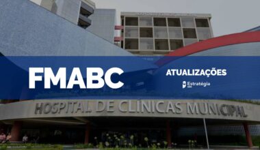 imagem ao fundo do Hospital de Clínicas Municipal de São Bernardo, com faixa azul sobreposta com as escritas em fonte branca "FMABC Atualizações" e logotipo do Estratégia MED