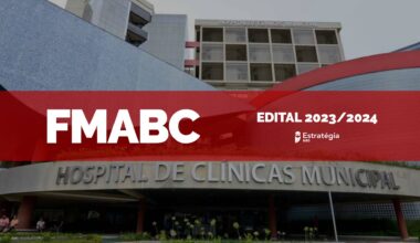 imagem ao fundo do Hospital de Clínicas Municipal de São Bernardo, com faixa vermelha sobreposta com as escritas em fonte branca "FMABC Edital 2023/2024" e logotipo do Estratégia MED