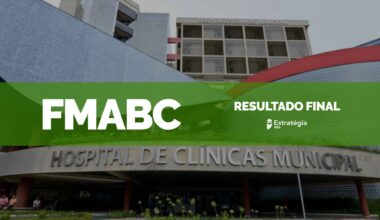 imagem ao fundo do Hospital de Clínicas Municipal de São Bernardo, com faixa verde sobreposta com as escritas em fonte branca "FMABC Resultado Final" e logotipo do Estratégia MED