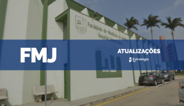 imagem ao fundo do Hospital Universitário da Faculdade de Medicina de Jundiaí, com faixa azul sobreposta com as escritas em fonte branca "FMJ Atualizações" e logotipo do Estratégia MED