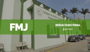 imagem ao fundo do Hospital Universitário da Faculdade de Medicina de Jundiaí, com faixa verde sobreposta com as escritas em fonte branca "FMJ Resultado Final" e logotipo do Estratégia MED