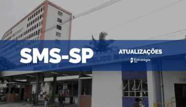imagem ao fundo do Hospital do Servidor Público Municipal, com faixa azul sobreposta com as escritas em fonte branca "SMS-SP Atualizações" e logotipo do Estratégia MED