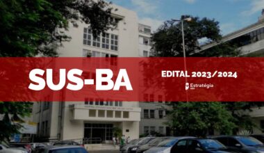 imagem ao fundo do Hospital Universitário Professor Edgard Santos, com faixa vermelha sobreposta com as escritas em fonte branca "SUS-BA Edital 2023/2024" e logotipo do Estratégia MED