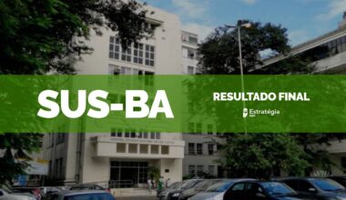 imagem ao fundo do Hospital Universitário Professor Edgard Santos, com faixa verde sobreposta com as escritas em fonte branca "SUS-BA Resultado Final" e logotipo do Estratégia MED