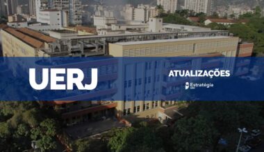 imagem ao fundo do Hospital Universitário Pedro Ernesto, com faixa azul sobreposta com as escritas em fonte branca "UERJ Atualizações" e logotipo do Estratégia MED