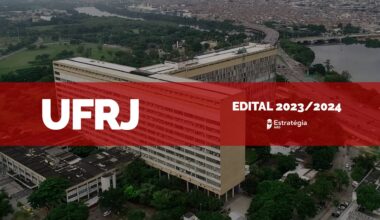 imagem ao fundo do Hospital Universitário Clementino Fraga Filho, com faixa vermelha sobreposta com as escritas em fonte branca "UFRJ Edital 2023/2024" e logotipo do Estratégia MED
