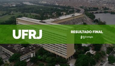 imagem ao fundo do Hospital Universitário Clementino Fraga Filho, com faixa verde sobreposta com as escritas em fonte branca "UFRJ Resultado Final" e logotipo do Estratégia MED