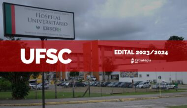 imagem ao fundo do Hospital Universitário da UFSC, com faixa vermelha sobreposta com as escritas em fonte branca "UFSC Edital 2023/2024" e logotipo do Estratégia MED