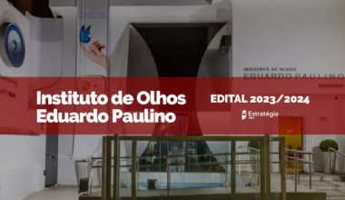 fachada do Instituto de Olhos Eduardo Paulino, com faixa vermelha acima e escrita "Instituto de Olhos Eduardo Paulino Edital 2023/2024" em branco