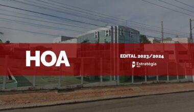 imagem ao fundo do Hospital Oftalmológico do Acre, com faixa vermelha sobreposta com as escritas em fonte branca "HOA Edital 2023/2024" e logotipo do Estratégia MED