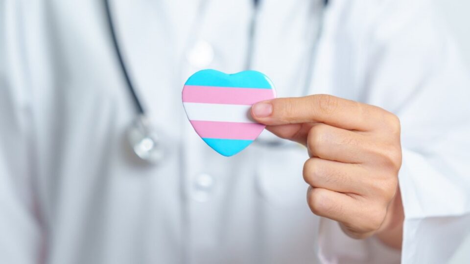 Assistência médica especializada para pessoas trans: conheça as medidas do Ministério da Saúde