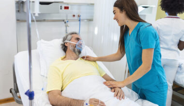 Paciente em leito com máscara de oxigenação