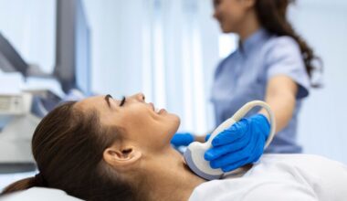 Mulher sendo submetida a uma ultrassonografia de região cervical