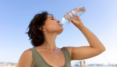 Mulher bebendo água com voracidade